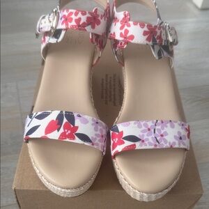 Elegant Floral Women's Naturalizer Sandals with Buckle